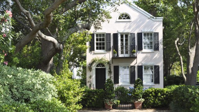 Top Yard Features That Drive Neighbors C